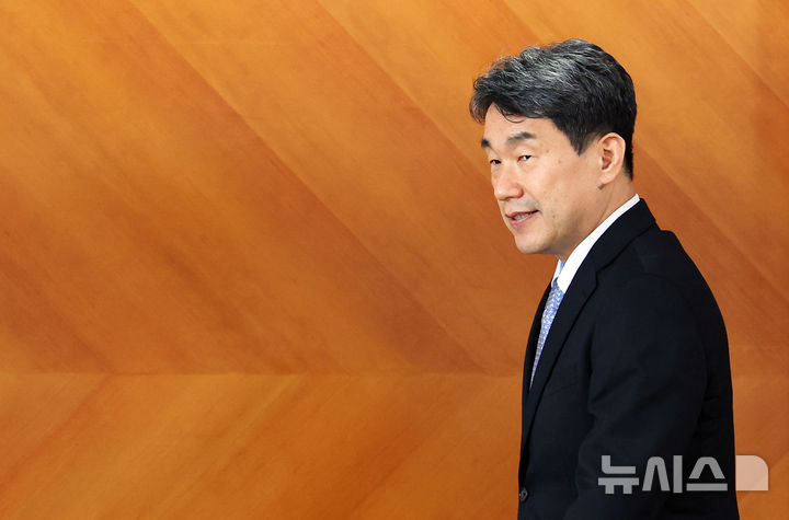 [서울=뉴시스] 최진석 기자 = 이주호 대통령 권한대행 부총리 겸 교육부 장관이 26일 정부서울청사에서 열린 제2차 공명선거 관계장관 회의에 입장하고 있다. 2025.05.26. myjs@newsis.com