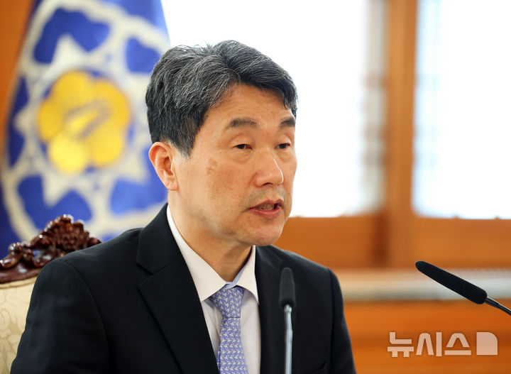 [서울=뉴시스] 최진석 기자 = 이주호 대통령 권한대행 부총리 겸 교육부 장관은 29일 오후 경북 포항시에서 발생한 군용 항공기 추락 사고 상황을 보고받고 탑승자 구조와 추가 피해 예방에 총력 대응할 것을 지시했다. 2025.05.26. myjs@newsis.com