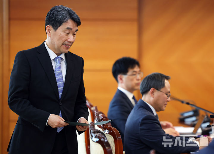 [서울=뉴시스] 최진석 기자 = 이주호 대통령 권한대행 부총리 겸 교육부 장관이 26일 정부서울청사에서 열린 제2차 공명선거 관계장관 회의에 입장하고 있다. 2025.05.26. myjs@newsis.com