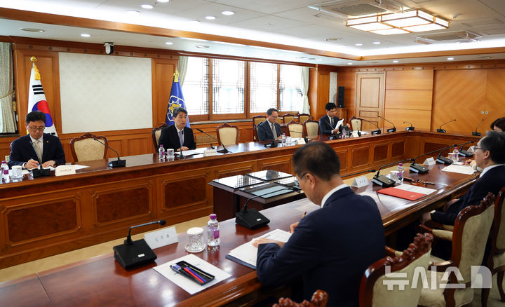 [서울=뉴시스] 최진석 기자 = 이주호 대통령 권한대행 부총리 겸 교육부 장관이 26일 정부서울청사에서 열린 제2차 공명선거 관계장관 회의를 주재하고 있다. 2025.05.26. myjs@newsis.com