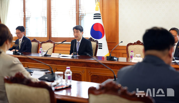 [서울=뉴시스] 최진석 기자 = 이주호 대통령 권한대행 부총리 겸 교육부 장관이 26일 정부서울청사에서 열린 제2차 공명선거 관계장관 회의를 주재하고 있다. 2025.05.26. myjs@newsis.com