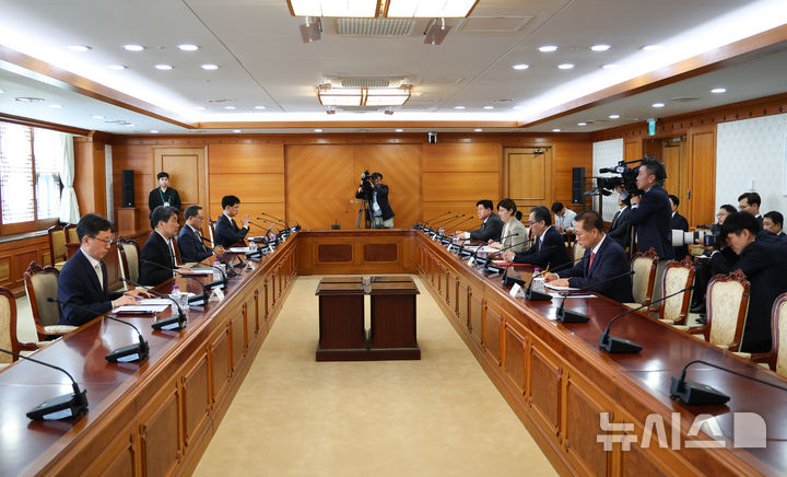 [서울=뉴시스] 최진석 기자 = 이주호 대통령 권한대행 부총리 겸 교육부 장관이 26일 정부서울청사에서 열린 제2차 공명선거 관계장관 회의를 주재하고 있다. 2025.05.26. myjs@newsis.com