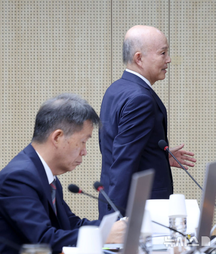 [서울=뉴시스] 홍효식 기자 = 안창호 국가인권위원회 위원장이 26일 서울 중구 국가인권위원회에서 열리는 제11차 전원위원회에 참석하고 있다. 왼쪽은 김용원 상임위원.  이날 전원위원회에서는 세계국가인권기구연합(간리·GANHRI) 승인소위 특별심사 답변서 제출의 건을 의결한다. 2025.05.26. yesphoto@newsis.com