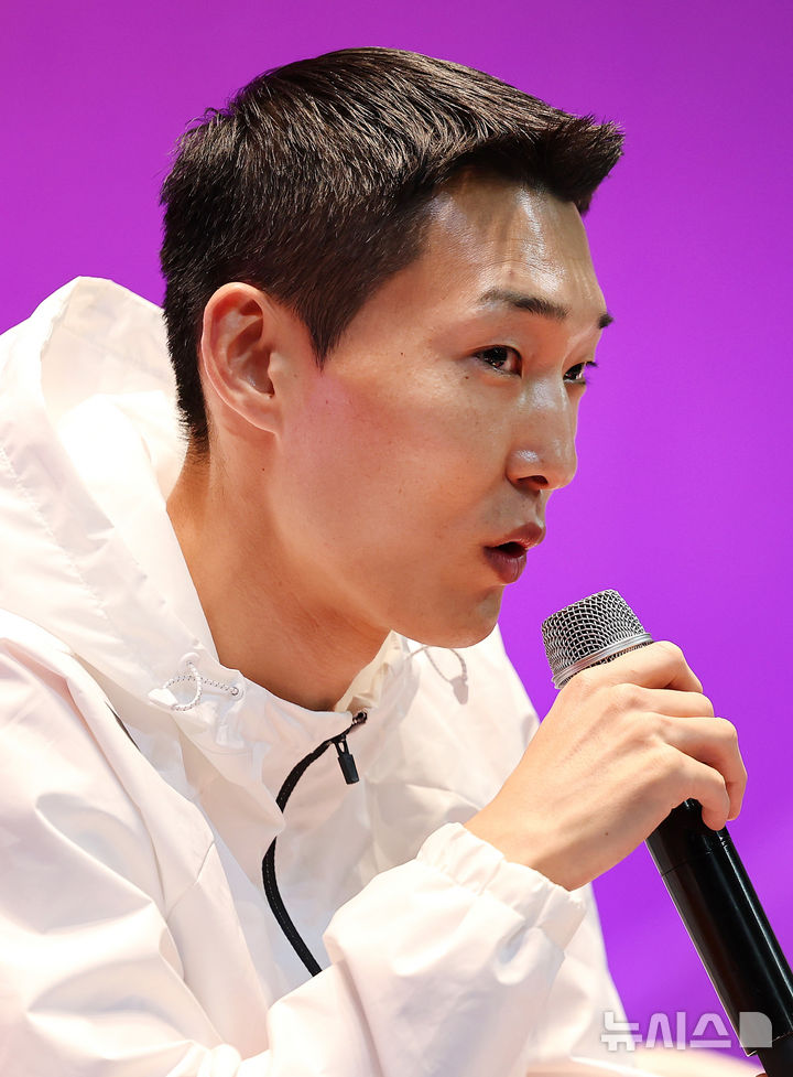 [구미=뉴시스] 이무열 기자 = 우상혁(용인시청)이 26일 경북 구미시민운동장 복합스포츠센터에서 열린 아시아육상경기대회 프레스 컨퍼런스에서 취재진의 질문에 답하고 있다. 2025.05.26. lmy@newsis.com