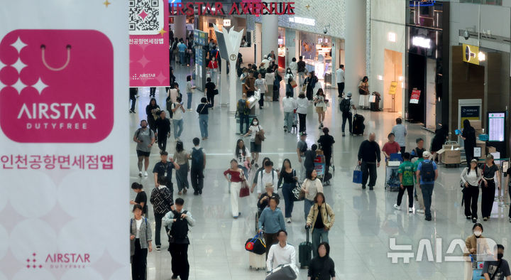 [인천공항=뉴시스] 추상철 기자 = 26일 오후 인천국제공항 내 면세점 구역에서 공항 이용객이 각종 면세점을 지나고 있다.&nbsp; 호텔신라와 신세계면세점은 인천지방법원에 인천국제공항점 임차료 인하 조정 신청을 제기했으며 조정 기일은 내달 2일이다. 025.05.26. scchoo@newsis.com