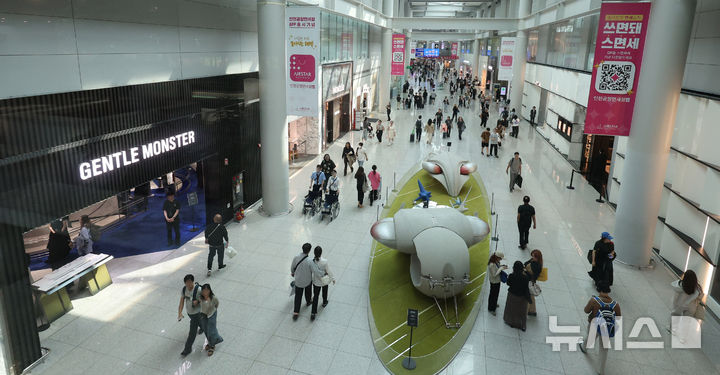 [인천공항=뉴시스] 추상철 기자 = 26일 오후 인천국제공항 내 면세점 구역에서 공항 이용객이 각종 면세점을 지나고 있다. 호텔신라와 신세계면세점은 인천지방법원에 인천국제공항점 임차료 인하 조정 신청을 제기했으며 조정 기일은 내달 2일이다. 025.05.26. scchoo@newsis.com