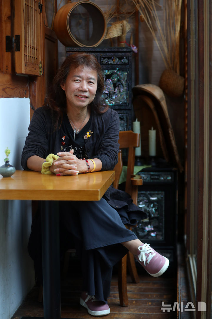 [서울=뉴시스] 김혜진 기자 = 배우 이상훈이 지난 23일 서울 종로구 더한옥에서 뉴시스와 인터뷰에 앞서 포즈를 취하고 있다. 2025.06.03. jini@newsis.com