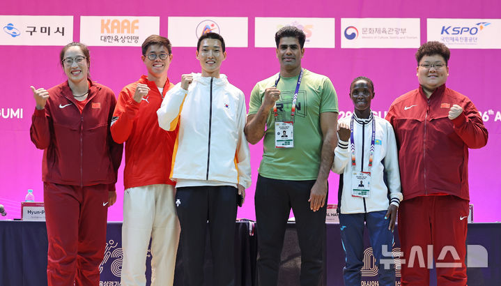 [구미=뉴시스] 이무열 기자 = 26일 경북 구미시민운동장 복합스포츠센터에서 열린 아시아육상경기대회 프레스 컨퍼런스에서 선수들이 기념촬영을 하고 있다. 왼쪽부터 펑빈(중국, 원반던지기) 오비에나(필리핀, 장대높이뛰기) 우상혁(대한민국, 높이뛰기) 아르샤드(파키스탄, 창던지기) 노라 제루토(카자흐스탄, 3000m 장애물) 송지아위안(중국, 포환던지기) 2025.05.26. lmy@newsis.com