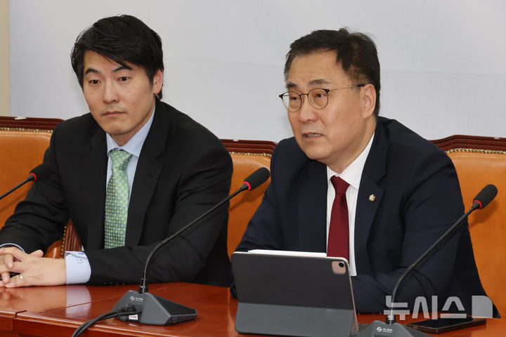 [서울=뉴시스] 조성우 기자 = 최형두(오른쪽) 국민의힘 선대위 AI과학정책본부장이 26일 오후 서울 여의도 국회에서 제이슨 권 오픈AI 최고전략책임자(CSO)를 만나 발언하고 있다. 2025.05.26. xconfind@newsis.com