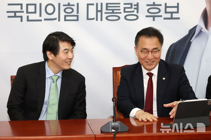 [서울=뉴시스] 조성우 기자 = 최형두(오른쪽) 국민의힘 선대위 AI과학정책본부장이 26일 오후 서울 여의도 국회에서 제이슨 권 오픈AI 최고전략책임자(CSO)를 만나 악수하고 있다. 2025.05.26. xconfind@newsis.com