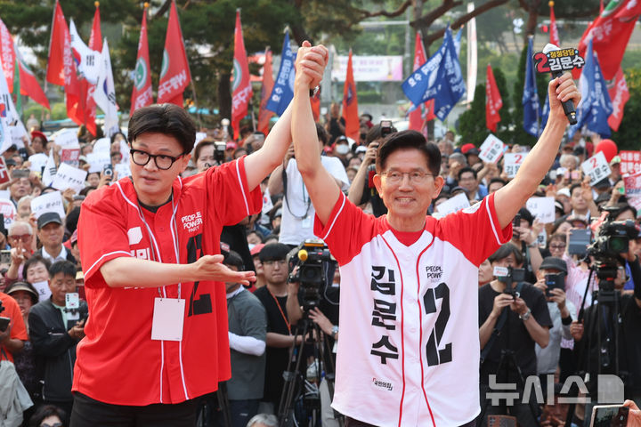 [서울=뉴시스] 권창회 기자 = 김문수 국민의힘 대선 후보가 26일 서울 도봉구 방학사거리 인근에서 열린 집중유세에서 한동훈 전 국민의힘 대표와 손을 맞잡고 있다. 2025.05.26. kch0523@newsis.com