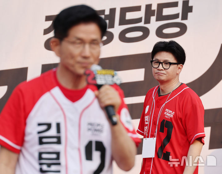 [서울=뉴시스] 권창회 기자 = 한동훈 전 국민의힘 대표가 26일 서울 도봉구 방학사거리 인근에서 열린 김문수 국민의힘 대선 후보의 집중유세에 지원나와 김 후보에게 가고 있다. (공동취재) 2025.05.26. photo@newsis.com