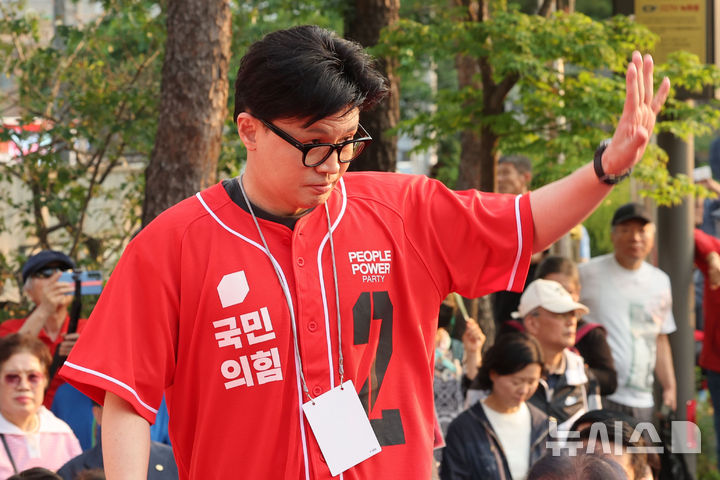 [서울=뉴시스] 권창회 기자 = 인터넷 커뮤니티에서 한동훈 전 국민의힘 대표의 딸을 비방한 혐의로 재판에 넘겨진 40대 남성이 벌금형을 선고받았다. 사진은 한 전 대표. 2025.05.26. kch0523@newsis.com