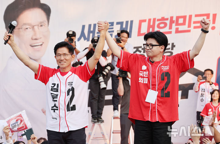 [서울=뉴시스] 권창회 기자 = 한동훈 전 국민의힘 대표가 26일 서울 도봉구 방학사거리 인근에서 열린 김문수 국민의힘 대선 후보의 집중유세에서 합동유세를 하고 있다. (공동취재) 2025.05.26. photo@newsis.com