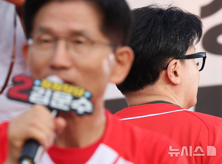 [서울=뉴시스] 권창회 기자 = 한동훈 전 국민의힘 대표가 26일 서울 도봉구 방학사거리 인근에서 열린 김문수 국민의힘 대선 후보의 집중유세에서 합동유세를 마치고 이동하고 있다. (공동취재) 2025.05.26. photo@newsis.com