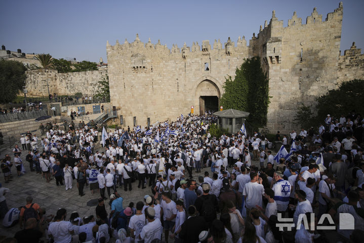 [예루살렘=AP/뉴시스]2024년 5월 26일 '예루살렘의 날' 행사에서 동예루살렘의 무슬림 구역 진입을 위해 모인 이스라엘 사람들. 2026.01.16. 