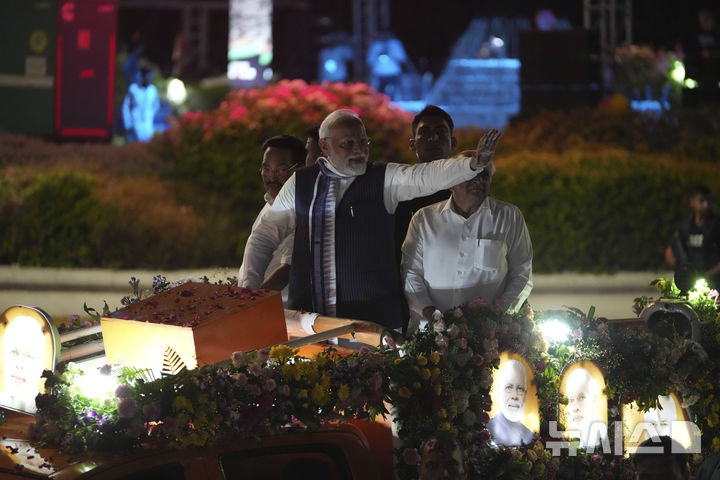 [아메다바드(인도)=AP/뉴시스] 나렌드라 모디 인도 총리가 지난달 26일 한 지방에서 열린 로드쇼에서 참석자들에게 손을 흔들고 있다. 2025.06.02.