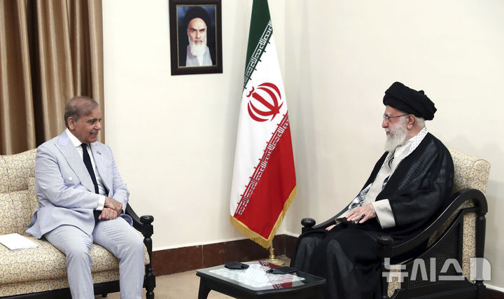 [테헤란=AP/뉴시스] 셰바즈 샤리프(왼쪽) 파키스탄 총리가 26일(현지 시간) 이란 테헤란에서 아야톨라 알리 하메네이 이란 최고지도자와 대담하고 있다. 2025.05.28.&nbsp; 