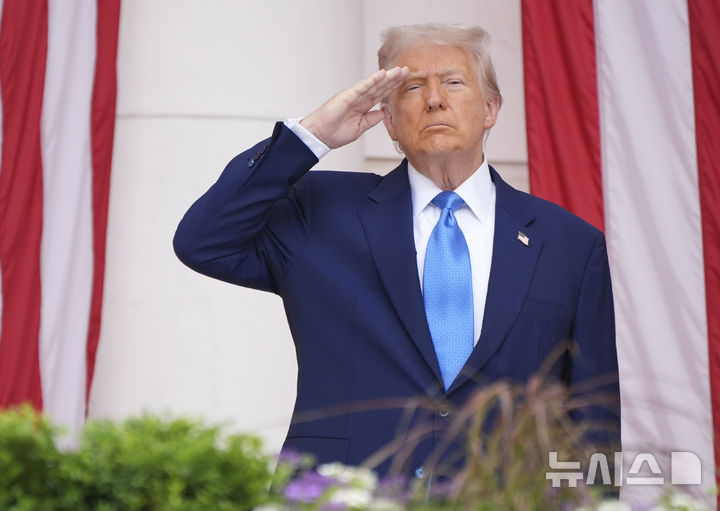 [알링턴=AP/뉴시스] 미국이 러시아의 발트해 진출 위협에 대비해 북유럽 지역의 북대서양조약기구(NATO·나토)군 역량을 강화하고 있다고 월스트리트저널(WSJ)이 보도했다. 사진은 도널드 트럼프 미국 대통령이 26일(현지 시간) 버지니아주 알링턴 국립묘지에서 열린 메모리얼데이 기념식에서 경례를 하는 모습. 2025.05.27