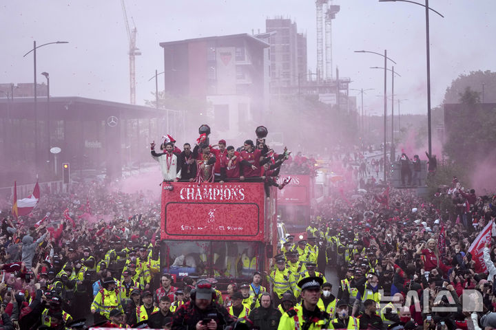[리버풀=AP/뉴시스] 26일(현지 시간) 영국 리버풀에서 리버풀 선수들이 무개 버스에 올라 팬들의 환호를 받으며 2024-25 프리미어리그(EPL) 우승 퍼레이드를 펼치고 있다. 2025.05.28.
