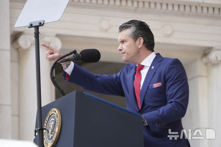 [알링턴=AP/뉴시스]피트 헤그세스 미국 국방부 장관이 지난 26일 버지니아주 알링턴의 알링턴국립묘지에서 열린 157회 국립현충일 기념식에서 연설하고 있다. 2025.05.30.