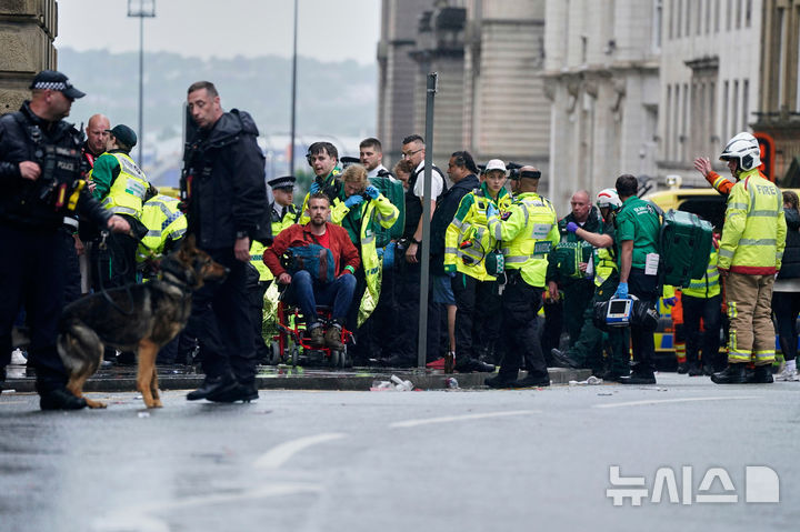 <font style="vertical-align: inherit;"><font style="vertical-align: inherit;">[리버풀=AP/뉴시스] 26일(현지 시간) 영국 리버풀 워터 스트리트에서 열린 리버풀FC의 프리미어리그(EPL) 우승 축하 퍼레이드 현장에서 군중들 사이로 차량이 돌진하는 사고가 발생해 소방대원과 경찰이 부상자를 이송하고 있다. 2025.05.27.</font></font>