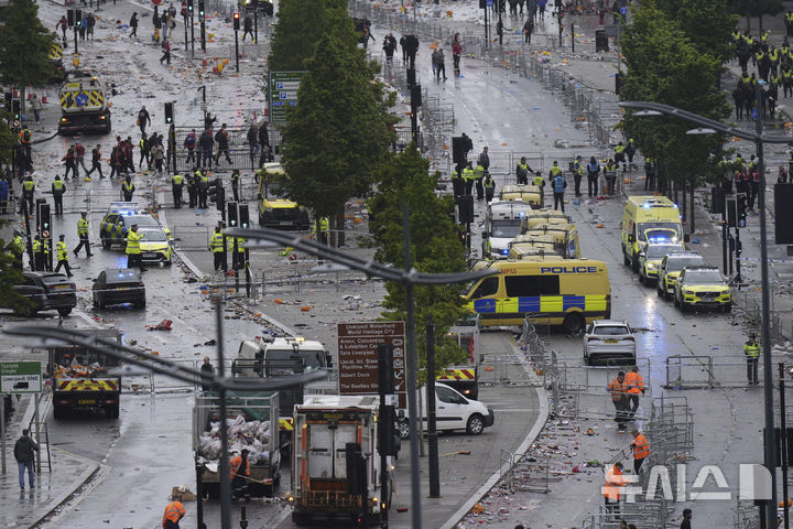 [리버풀=AP/뉴시스] 26일(현지 시간) 영국 리버풀 워터 스트리트에서 열린 리버풀FC의 프리미어리그(EPL) 우승 축하 퍼레이드 현장에서 군중들 사이로 차량이 돌진하는 사고가 발생해 소방대원과 경찰이 현장 수습을 하고 있다. 2025.05.27.
