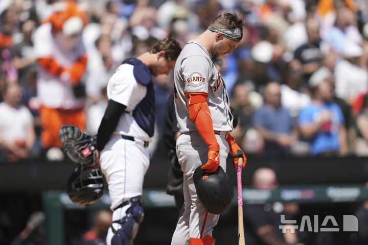 [디트로이트=AP/뉴시스] 26일(현지 시간) 메모리얼 데이를 맞아 묵념 중인 디트로이트 타이거스 딜런 딩글러(왼쪽)과 샌프란시스코 자이언츠 타자 패트릭 베일리. 2025.05.27.