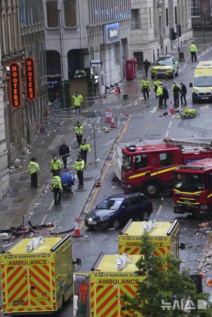 [리버풀=AP/뉴시스] 26일(현지 시간) 영국 리버풀 워터 스트리트에서 열린 리버풀FC의 프리미어리그(EPL) 우승 축하 퍼레이드 현장에서 군중들 사이로 차량이 돌진하는 사고가 발생해 소방대원과 경찰이 현장 수습을 하고 있다. 2025.05.27.