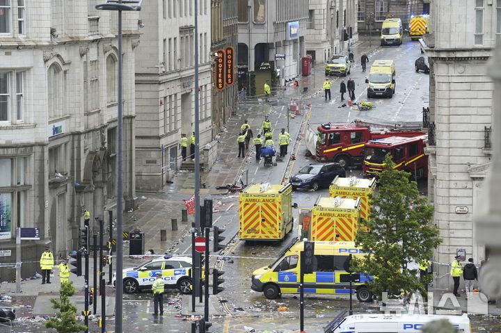 [리버풀=AP/뉴시스] 잉글랜드 프로축구 프리미어리그(EPL) 리버풀의 우승 퍼레이드 중 차량 돌진 사고가 발생한 현장 모습. 2025.05.26.