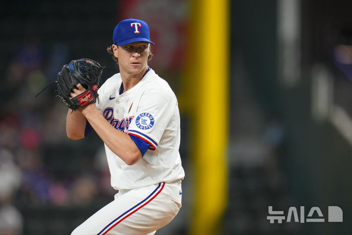 [알링턴=AP/뉴시스] 미국 메이저리그(MLB) 텍사스 레인저스의 제이콥 디그롬이 27일(한국 시간) 미국 텍사스주 알링턴의 글로브 라이프 필드에서 열린 2025 MLB 토론토 블루제이스와의 경기에 선발 출전해 공을 던지고 있다. 2025.05.27.