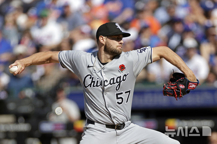 [뉴욕=AP/뉴시스] 메이저리그 시카고 화이트삭스 애드리언 하우저가 27일(한국 시간) 미국 뉴욕 시티필드에서 열린 뉴욕 메츠와의 2025 MLB 경기 1회 공을 던지고 있다. 2025.05.27.