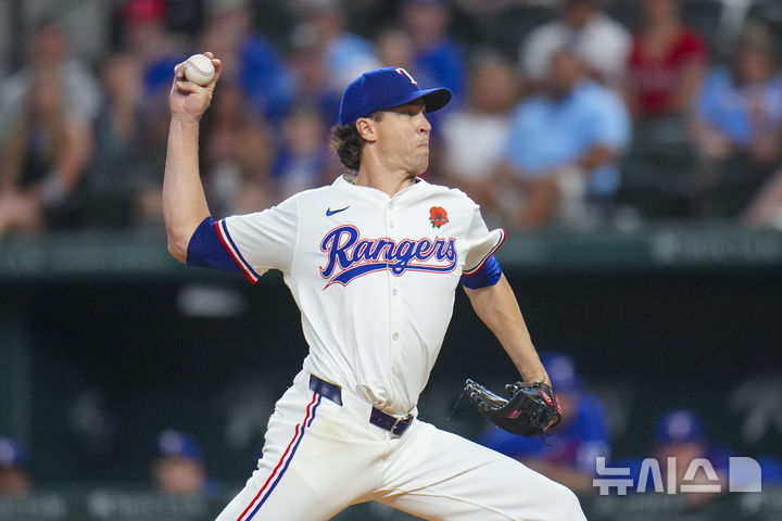 [알링턴=AP/뉴시스] 미국 메이저리그(MLB) 텍사스 레인저스의 제이콥 디그롬이 27일(한국 시간) 미국 텍사스주 알링턴의 글로브 라이프 필드에서 열린 2025 MLB 토론토 블루제이스와의 경기에 선발 출전해 공을 던지고 있다. 2025.05.27.