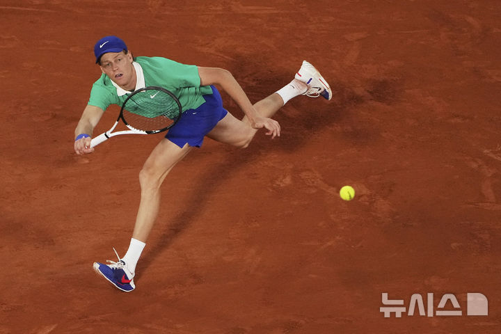 [파리=AP/뉴시스] 얀니크 신네르(1위·이탈리아)가 26일(현지 시간) 프랑스 파리 롤랑가로스에서 열린 프랑스오픈 남자 단식 1회전에서 아르튀르 린더크네시(75위·프랑스)와 경기하고 있다. 신네르가 3-0(6-4 6-3 7-5)으로 승리하고 2회전에 올랐다. 2025.05.27.