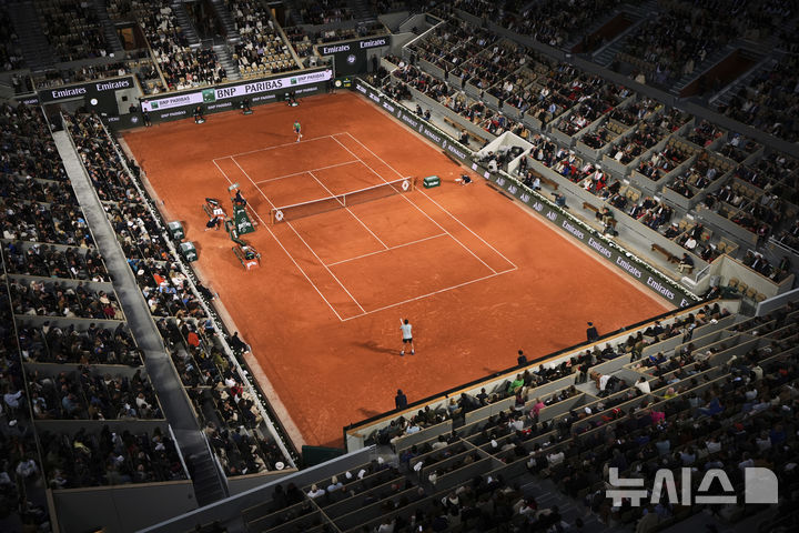 [파리=AP/뉴시스] 얀니크 신네르(1위·이탈리아)가 26일(현지 시간) 프랑스 파리 롤랑가로스에서 열린 프랑스오픈 남자 단식 1회전에서 아르튀르 린더크네시(75위·프랑스)와 경기하고 있다. 신네르가 3-0(6-4 6-3 7-5)으로 승리하고 2회전에 올랐다. 2025.05.27.