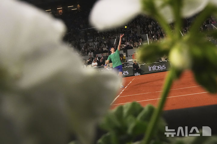 [파리=AP/뉴시스] 얀니크 신네르(1위·이탈리아)가 26일(현지 시간) 프랑스 파리 롤랑가로스에서 열린 프랑스오픈 남자 단식 1회전에서 아르튀르 린더크네시(75위·프랑스)와 경기하고 있다. 신네르가 3-0(6-4 6-3 7-5)으로 승리하고 2회전에 올랐다. 2025.05.27.