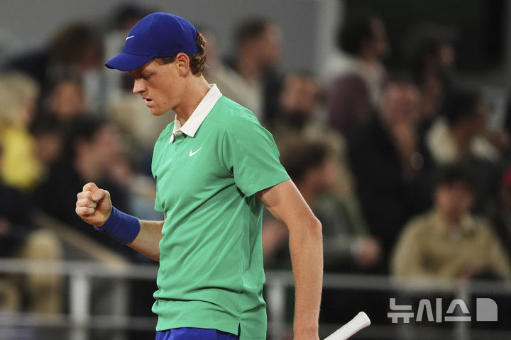 [파리=AP/뉴시스] 얀니크 신네르(1위·이탈리아)가 26일(현지 시간) 프랑스 파리 롤랑가로스에서 열린 프랑스오픈 남자 단식 1회전에서 아르튀르 린더크네시(75위·프랑스)와 경기하고 있다. 신네르가 3-0(6-4 6-3 7-5)으로 승리하고 2회전에 올랐다. 2025.05.27.