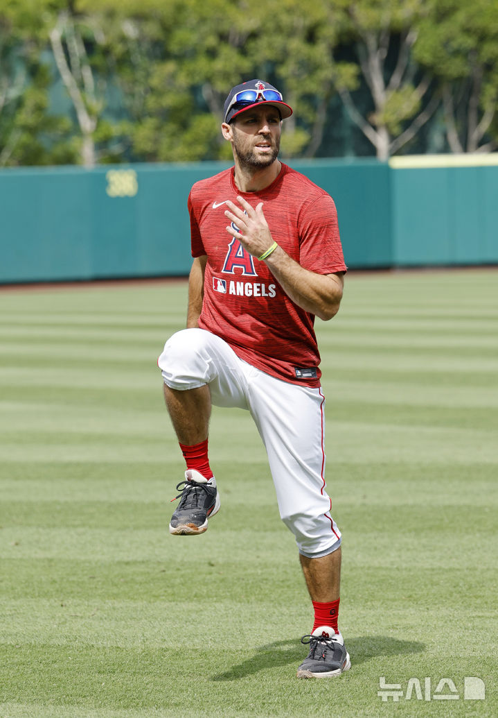 [애너하임=AP/뉴시스] LA 에인절스에 합류한 크리스 테일러가 27일(한국 시간) 미국 캘리포니아주 애너하임의 에인절스타디움에서 벌어지는 뉴욕 양키스와의 경기를 앞두고 훈련을 하고 있다. 2025.05.27