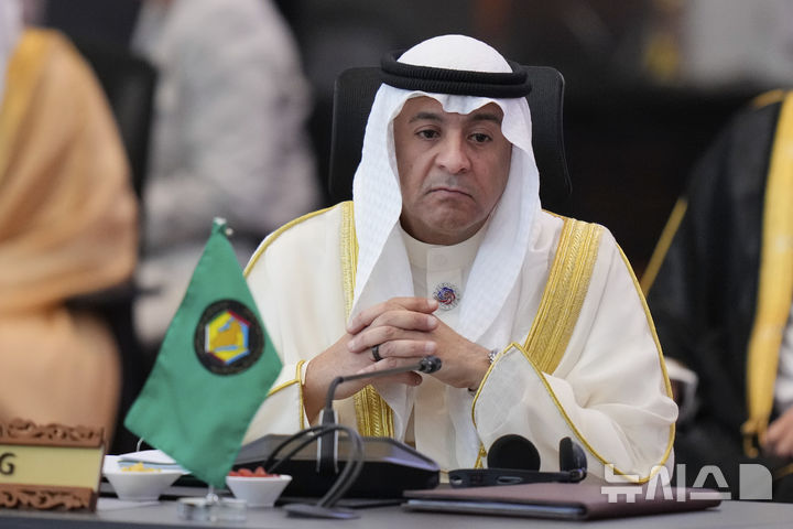 [쿠알라룸푸르(말레이시아)=AP/뉴시스]자셈 모하메드 알-부다이위 걸프협력회의(GCC) 사무총장이 2025년 5월27일 말레이시아 쿠알라룸푸르에서 열린 동남아시아국가연합(ASEAN) 정상회의 이후 제2차 아세안-걸프 협력회의(GCC) 정상회의에 참석하고 있다. 그는 26일 이란이 호르무즈 해협을 안전하게 운항하는 대가로 선박들에 통행료를 부과하고 있다고 비난했다. 2026.03.26.