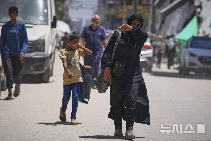 <font style="vertical-align: inherit;"><font style="vertical-align: inherit;">[가자시티=AP/뉴시스] 가자지구 내 팔레스타인 주민들의 절박함이 커지는 가운데 지난 25일(현지 시간) 다섯 자녀를 둔 40세 여성 이슬람 아부 타에마가 가자시티 쓰레기 더미 속에서 빵을 주운 뒤 텐트로 돌아가고 있다. 2025.05.27.</font></font>