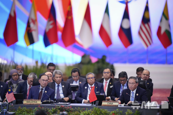[쿠알라룸푸르=AP/뉴시스] 중국이 동남아 국가들을 대상으로 '아세안 비자'를 발급한다고 6월3일 밝혔다. 미국 트럼프 행정부의 고율 관세 조치로 세계 경제 불확실성이 커지는 가운데, 동남아시아국가연합(ASEAN)과 걸프협력회의(GCC), 중국이 5월27일 말레이시아 쿠알라룸푸르에서 공동회의를 하고 있는 모습. 2025.05.28 