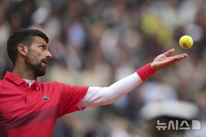 [파리=AP/뉴시스] 노바크 조코비치(6위·세르비아)가 27일(현지 시간) 프랑스 파리 롤랑가로스에서 열린 프랑스오픈 남자 단식 1회전에서 매켄지 맥도널드(98위·미국)와 경기하고 있다. 메이저 단식 25회 우승에 도전하는 조코비치가 3-0(6-3 6-3 6-3)으로 승리하고 2회전에 올랐다. 2025.05.28.