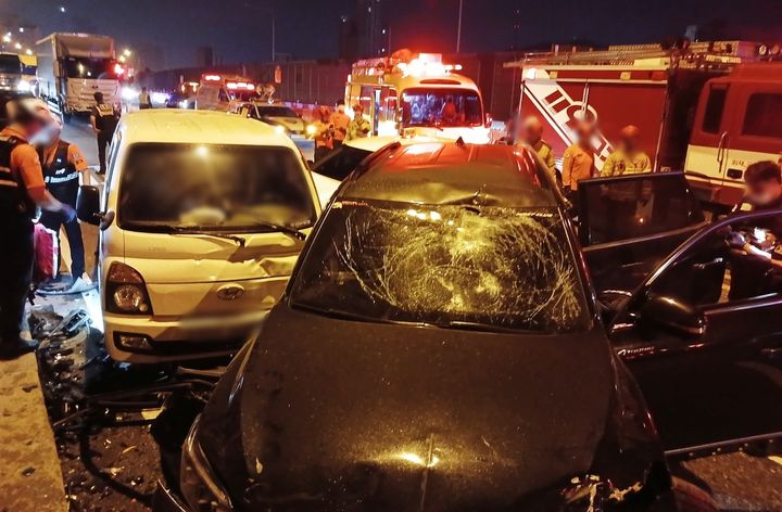 [인천=뉴시스] 27일 오전 인천 미추홀구 한 도로에서 발생한 음주 역주행 사고 현장 모습. (사진=인천소방본부 제공) 2025.05.27. photo@newsis.com *재판매 및 DB 금지