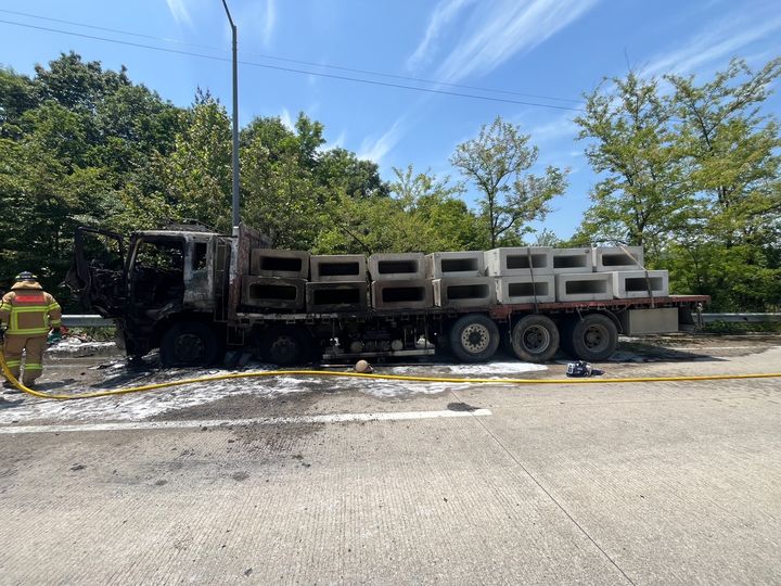 [대전=뉴시스] 지난 26일 낮 12시35분께 대전시 유성구 세동 도로에서 시멘트 자재를 실고 달리던 5t화물차에서 불이 나 소방대원들이 진화에 나서고 있다. (사진=대전소방본부 제공) 2025.05.27. photo@newsis.com *재판매 및 DB 금지