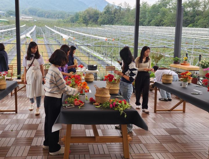 [진주=뉴시스]경남농업기술원, 치유농업 프로그램 체험.(사진=경남농업기술원 제공).2025.05.27.photo@newsis.com *재판매 및 DB 금지