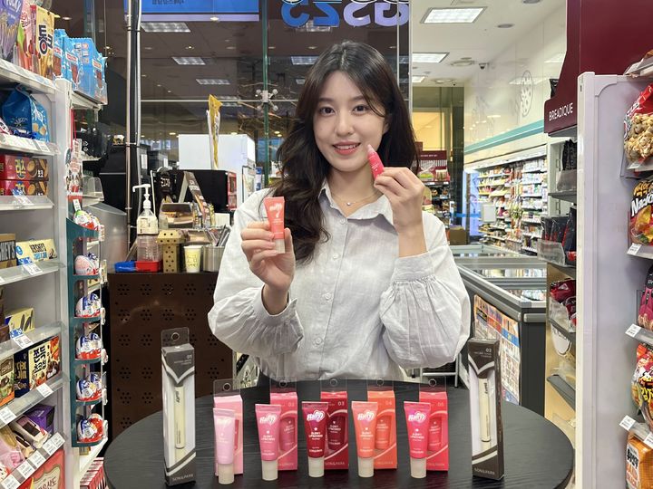 [서울=뉴시스]GS리테일이 운영하는 편의점 GS25가 색조 전문 브랜드 '손앤박'과 협업하여 '손앤박 하티(HATTY)' 색조 화장품을 단독 출시한다고 29일 밝혔다. (사진=GS리테일 제공) *재판매 및 DB 금지