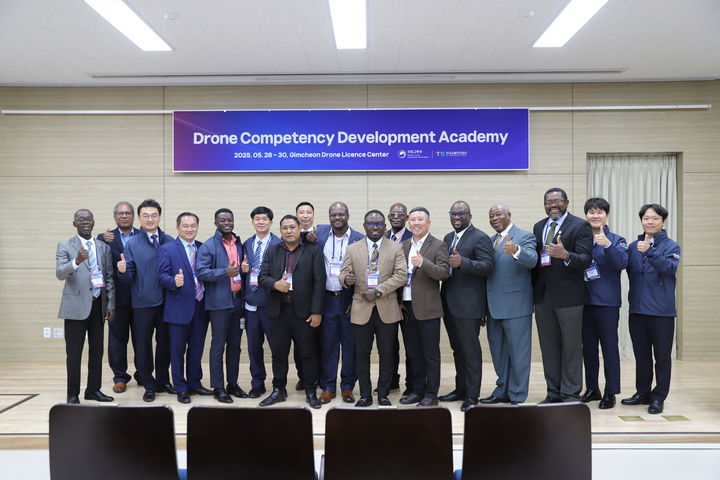[서울=뉴시스] 한국교통안전공단은 지난 26일부터 30일까지 TS김천드론자격센터와 순천향대 일원에서 아프리카·아시아 4개국이 참여하는 '드론 역량개발 아카데미(Drone Competency Development Academy)'를 개최한다. 2025.05.27. (사진=교통안전공단 제공) photo@newsis.com *재판매 및 DB 금지