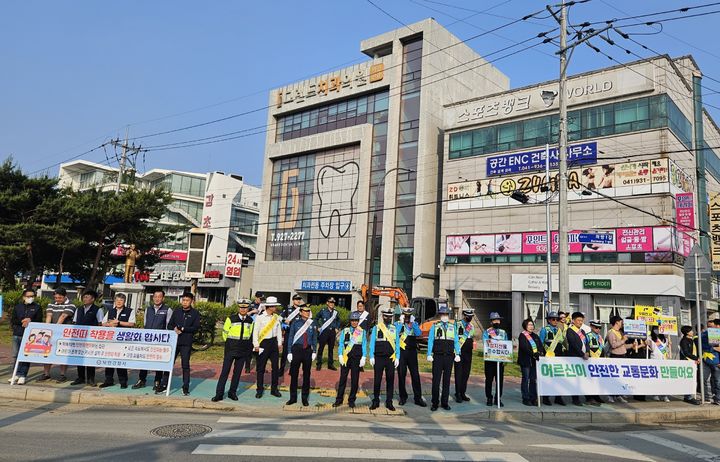 [보령=뉴시스] 보령시 안전띠 착용 일상화 교통안전 캠페인 모습. (사진=보령시청 제공) *재판매 및 DB 금지