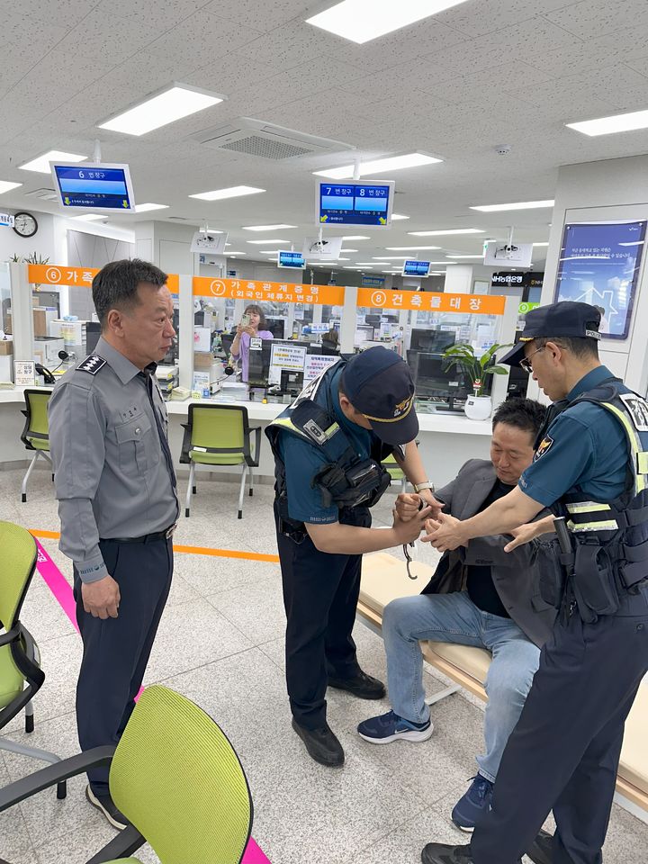 [보령=뉴시스] 보령시, 경찰 합동 민원 공무원 신변 보호 모의훈련 모습. (사진=보령시청 제공) *재판매 및 DB 금지