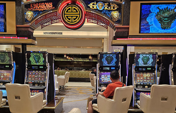 24시간 고객이 우선인 시스템으로 운영되는 해외 글로벌 카지노는 고객들에게 여유와 재미를 우선시 하고 있다. 사진은 필리핀 마닐라 카지노 슬롯머신.(사진=뉴시스) *재판매 및 DB 금지